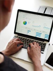 Whiteklay is hiring a data engineer in pune