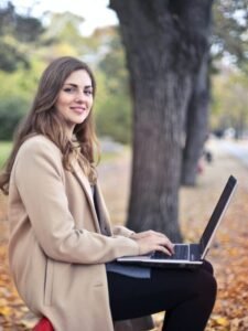 pexels-andrea-piacquadio-3772621