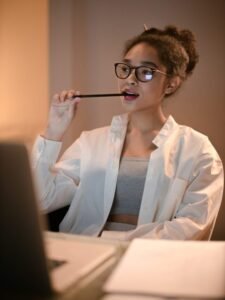 Experian hiring a data analyst and provide hybrid work model
